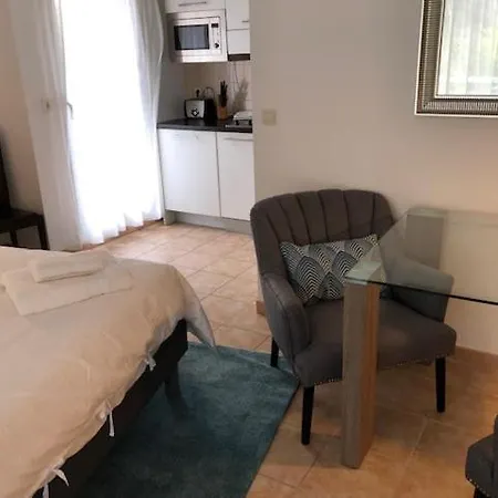 Luminous, Street View Studio, Excellent Location * Beausoleil