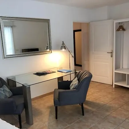 Daire Luminous, Street View Studio, Excellent Location Beausoleil