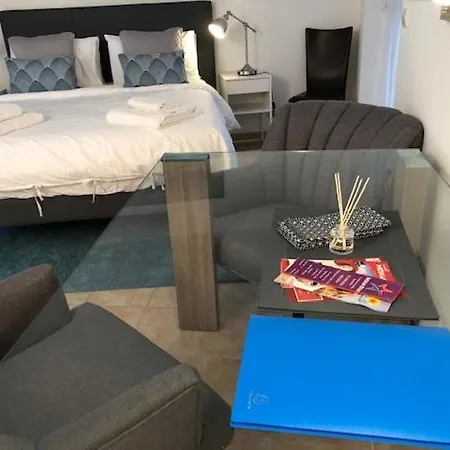 Daire Luminous, Street View Studio, Excellent Location *