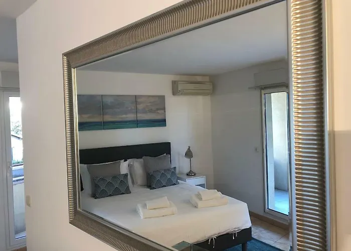 Luminous, Street View Studio, Excellent Location Апартаменты