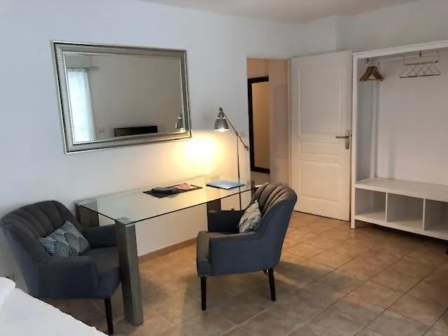 Апартаменты Luminous, Street View Studio, Excellent Location Босолей