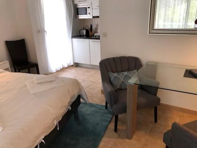 Luminous, Street View Studio, Excellent Location * Босолей