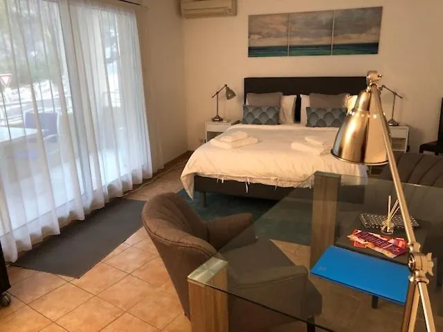 Luminous, Street View Studio, Excellent Location Апартаменты Босолей